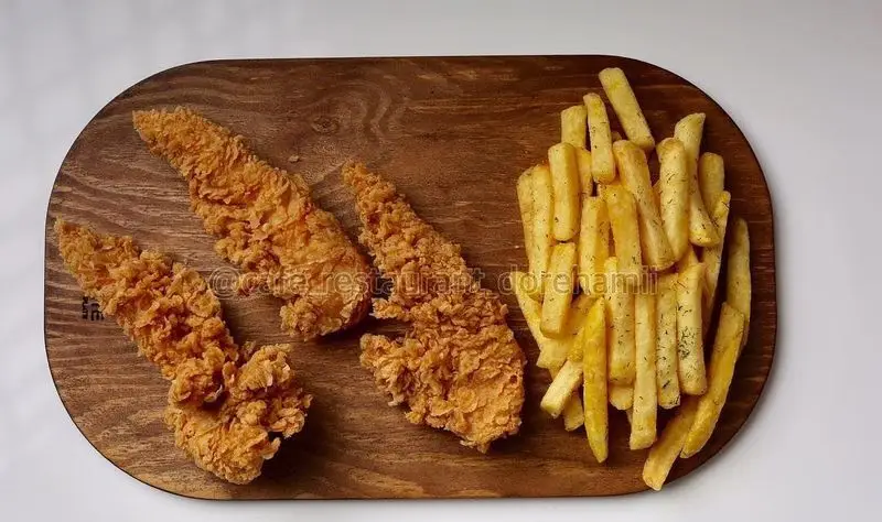 مرغ سوخاری ترد و سیب‌زمینی سرخ کرده طلایی در کافه رستوران دورهمی امامزاده حسن، بهترین انتخاب برای یک وعده خوشمزه و کامل.