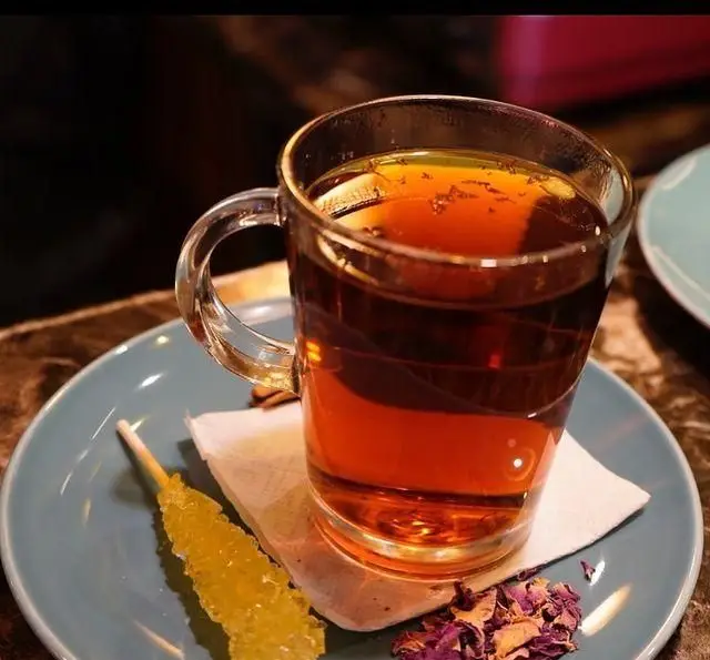 چای داغ سنتی با نبات و گل محمدی در کافه رستوران دورهمی امامزاده حسن، نوشیدنی دلپذیر برای اوقات خوش.