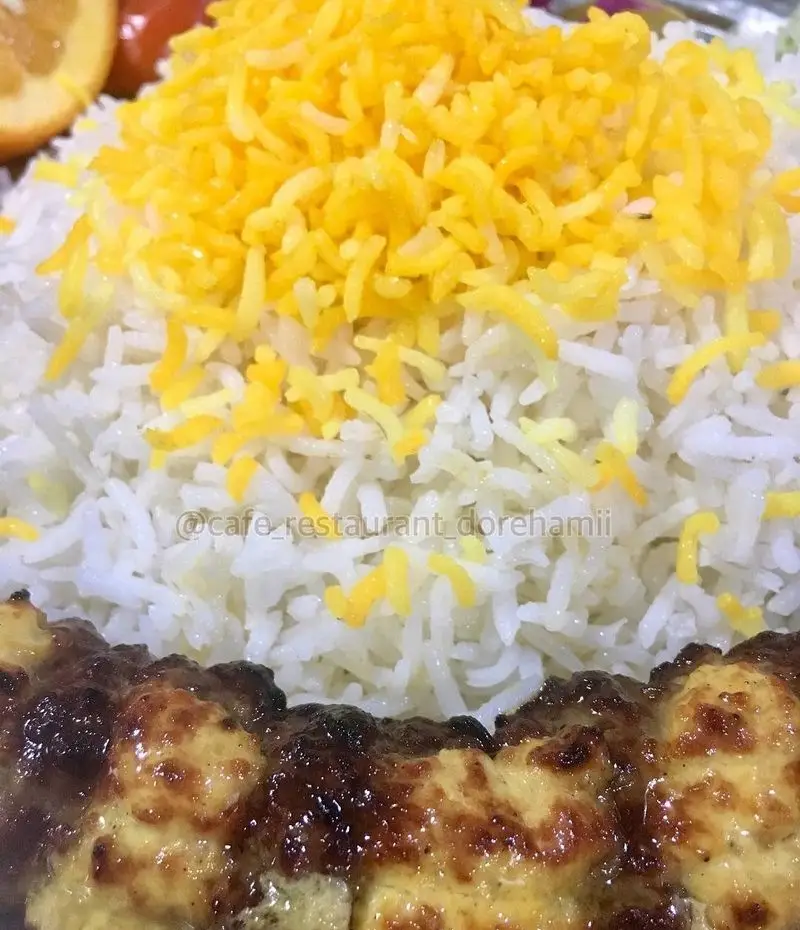 غذای خوشمزه کافه رستوران دورهمی امامزاده حسن شامل کباب لذیذ با روکش ویژه و برنج زعفرانی و سفید ایرانی