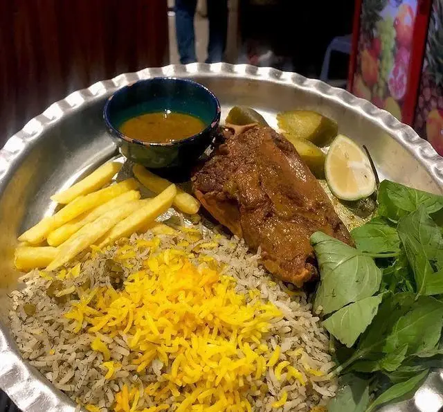 تصویری از چلو ماهیچه یا چلوگوشت مجلسی با دورچین کامل، غذای اصیل ایرانی کافه رستوران دورهمی امامزاده حسن. طعم بی‌نظیر!