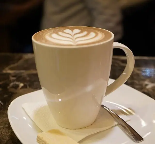 قهوه لاته آرت زیبا در کافه رستوران دورهمی امامزاده حسن، ایده‌آل برای یک نوشیدنی دلنشین در فضایی آرام و دلپذیر.