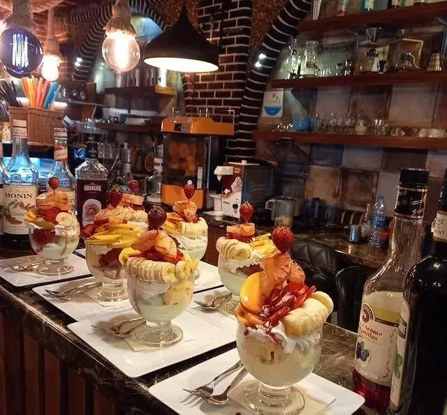 تصویری از دسرهای میوه‌ای و بستنی‌های خوشمزه کافه رستوران دورهمی امامزاده حسن. تجربه طعم‌های جذاب در محیطی گرم و دعوت‌کننده.