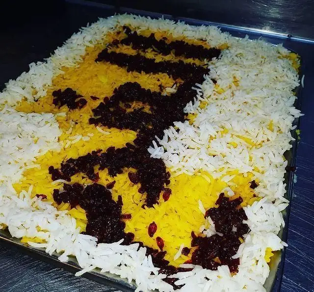 سفره رنگین کبابسرای الغدیر با چلو زعفرانی و زرشک پلو، غذای اصیل ایرانی برای لذت یک چلوکباب لذیذ و به یادماندنی.