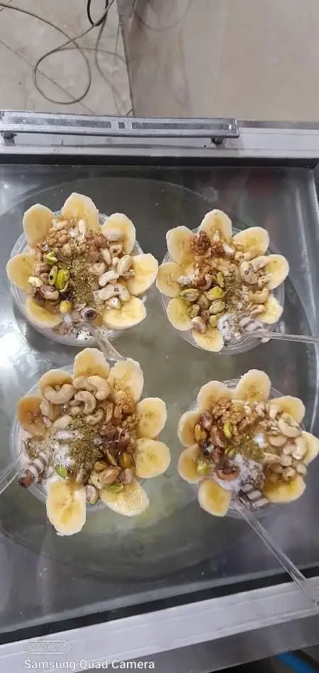 معجون ویژه آبمیوه بستنی دلتا: دسری مقوی با موز، انواع آجیل (پسته، بادام هندی، گردو) و عسل، بسیار جذاب و خوشمزه.