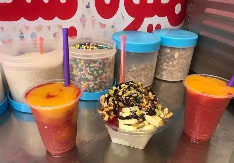 تصویری جذاب از نوشیدنی های خنک، اسموتی های میوه ای و دسر مغز و موز لذیذ در آبمیوه فردین. بهترین آبمیوه، بستنی و دسر تازه.