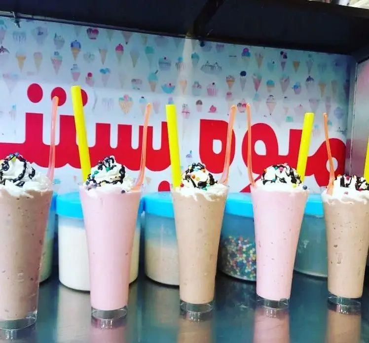 انواع میلک‌شیک‌های تازه و خوش‌طعم در آبمیوه فردین، با تزئین خامه، سس شکلات و ترافل‌های رنگی. بهترین انتخاب برای یک روز گرم.