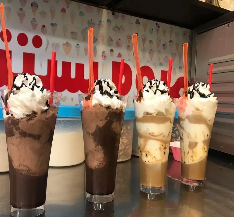 چهار میلک شیک لذیذ با خامه و سس شکلات، شامل شیک شکلاتی و قهوه در ابمیوه فردین. نوشیدنی های سرد کافه و دسر عالی.