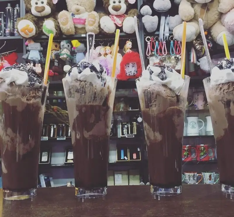 پنج شیک شکلات خنک و خوشمزه آبمیوه فردین، همراه با خامه زده شده، سس شکلات و نی، ایده‌آل برای روزهای گرم و لحظات شیرین.