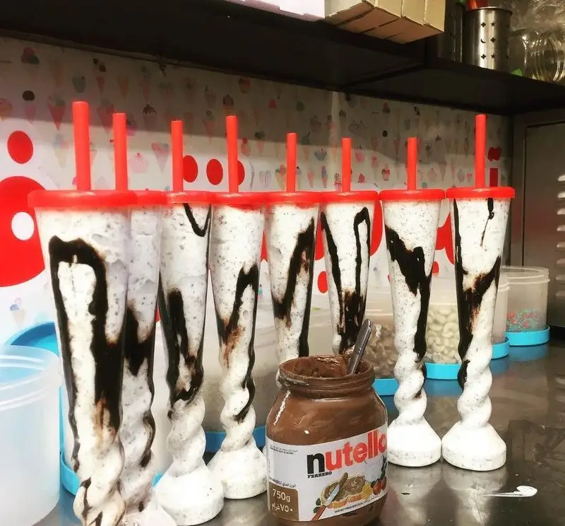 میلک شیک‌های نوتلا و کوکی خوشمزه ابمیوه فردین، با تزیین شکلات در لیوان‌های فانتزی پیچ‌دار. تجربه طعم خاص نوتلا.