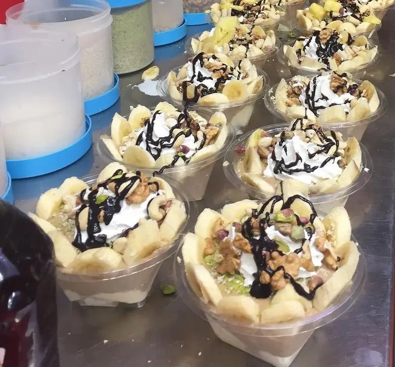 لیوان‌های دسر ابمیوه فردین با موز، بستنی، خامه فرم گرفته، سس شکلات و مغزهای متنوع پسته و گردو، ظاهری جذاب و خوشمزه.