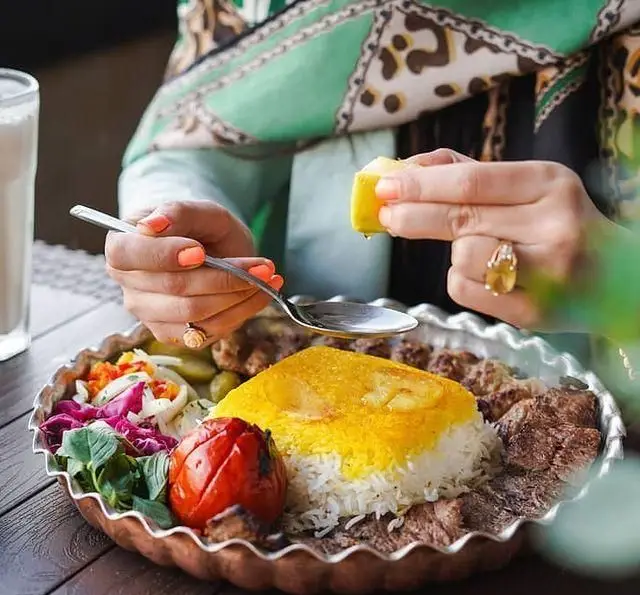 لذت غذای سنتی ایرانی در رستوران شالت: چلوکباب، برنج زعفرانی، گوجه کبابی و سالاد با سرو لیموی تازه. تجربهای بینظیر از طعم اصیل.