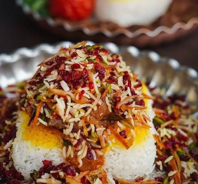 پلو مخلوط مجلسی رستوران شالت با زرشک، خلال پسته و هویج، ته دیگ زعفرانی و گوشت، غذای سنتی خوش طعم ایرانی