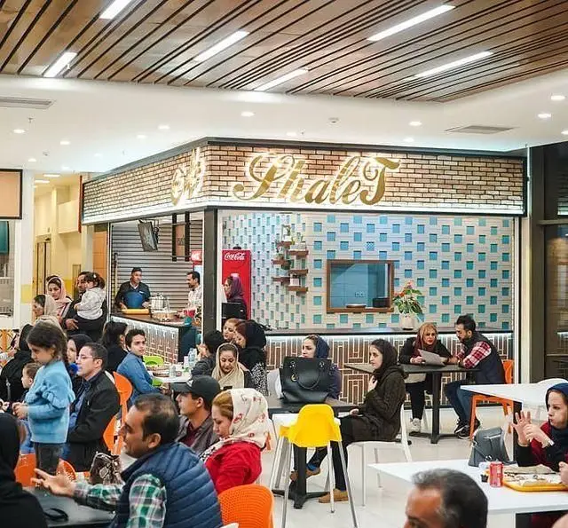 فضای داخلی رستوران شالِت، فودکورت شلوغ با مشتریان در حال صرف غذا و نوشیدنی، محیطی دلنشین و مدرن برای جمعهای خانوادگی و دوستانه.