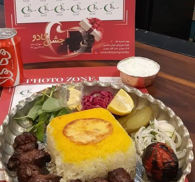 چلوکباب ممتاز و خوشطعم رستوران شالت، شامل کباب گوشت، برنج زعفرانی، گوجه کبابی و دورچین تازه. یک تجربه دلپذیر از غذای اصیل ایرانی.