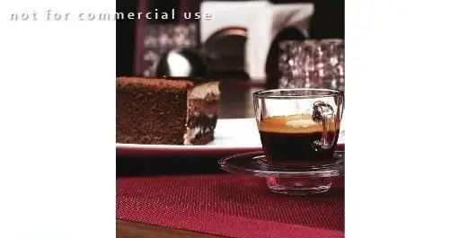 تجربه دلنشین عصرانه در کافه هوکاجی: یک برش کیک شکلاتی لذیذ و اسپرسوی خوش‌طعم با کرمای غلیظ، روی رانر قرمز رنگ شیک.