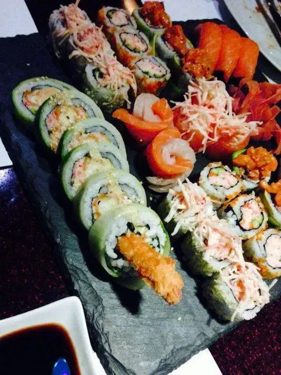 مجموعه‌ای متنوع از رول‌های سوشی و ماکی تازه و باکیفیت در رستوران کنزو. تجربه بهترین طعم غذای ژاپنی را با ما داشته باشید.