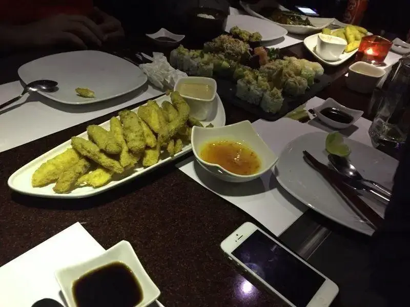 میز شام لذیذ در رستوران کنزو با انواع سوشی تازه و غذاهای آسیایی خوشمزه، تجربه‌ای به یادماندنی از طعم‌های اصیل.