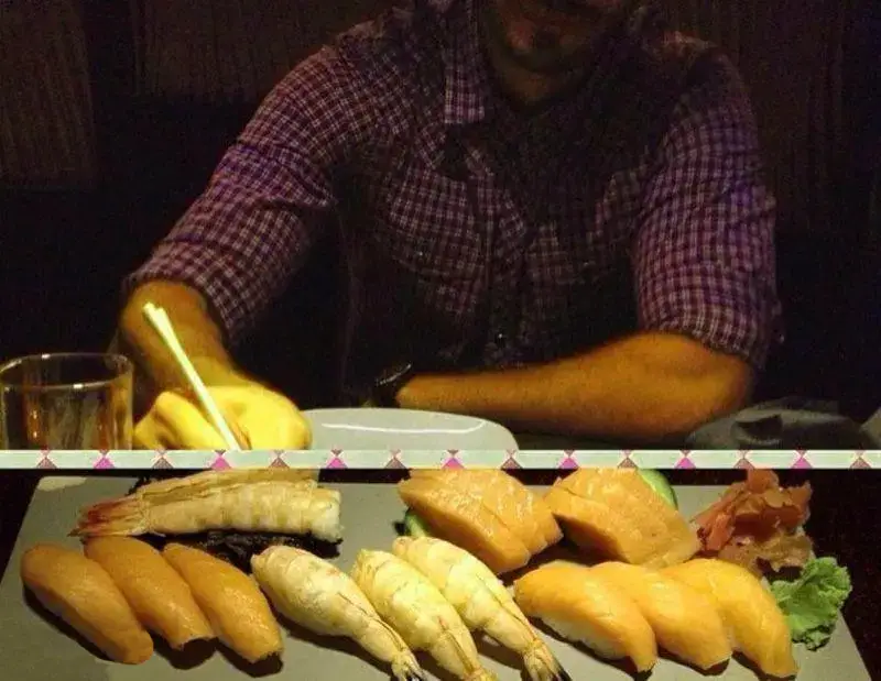 یک بشقاب متنوع از سوشی و ساشیمی تازه سالمون و میگو در رستوران کنزو، ایده‌آل برای یک شام یا ناهار لذیذ و تجربه طعم بی‌نظیر غذای ژاپنی.