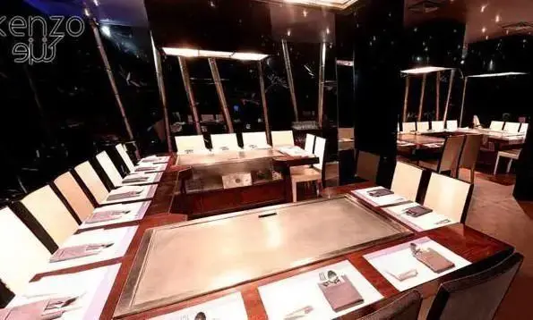 محیط داخلی لوکس و مدرن رستوران کنزو، نمایش میزهای تپپانیاکی آماده پذیرایی از مشتریان در فضایی شیک و دلنشین.