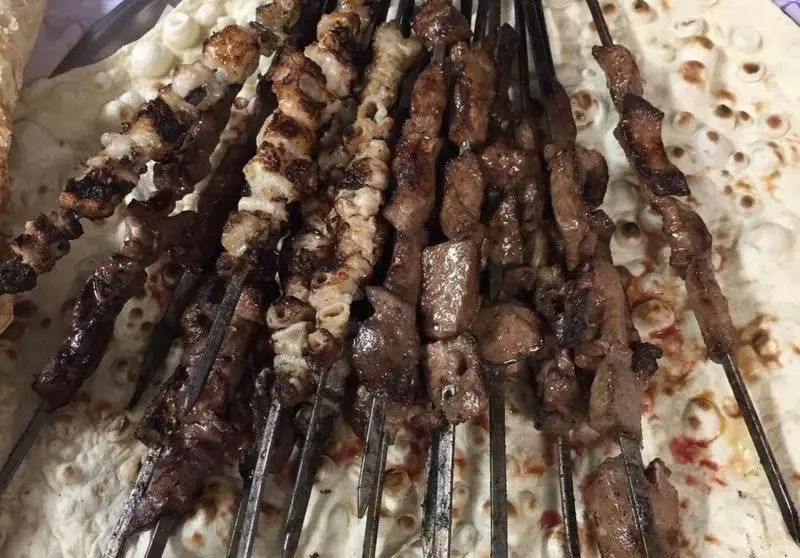 کباب جگر، دل و قلوه تازه و خوشمزه از جگرکی بابا حاجی، آماده سرو با نان داغ. بهترین انتخاب برای دوستداران غذای سنتی و کباب.