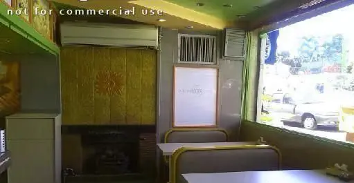 فضای داخلی دنج رستوران والک پیتزا با میز و صندلی‌های راحت، پنجره‌ای رو به خیابان، تهویه مطبوع و شومینه، محیطی ایده‌آل برای لذت بردن از پیتزا.