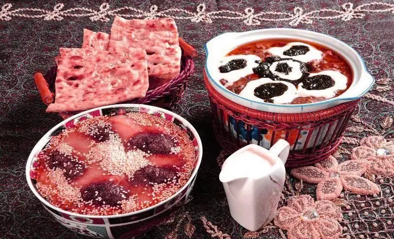 تصویری جذاب از آش و حلیم سنتی سید مهدی در مجیدیه شمالی. دو کاسه غذای اصیل ایرانی با نان تازه و دورچین‌های مخصوص.