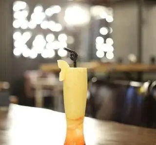 کوکتل میوه ای جذاب و خوشمزه در کافه فست فود راکان، با دکوراسیون نورانی و محیطی گرم و دلپذیر.