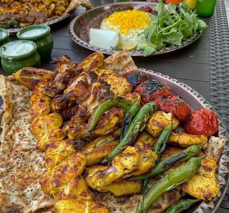 انواع کباب خوشمزه ایرانی در کباب سرای ماهان: جوجه کباب، کوبیده و چلو کباب با نان تازه و مخلفات لذیذ. بهترین غذای سنتی.