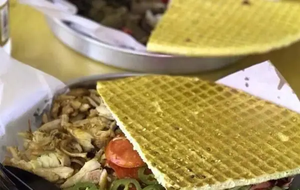 ساندویچ وافل مرغ خوشمزه در فودکورت رویال تراس، ترکیبی لذیذ از نان وافلی، مرغ ریش ریش و سبزیجات تازه. تجربه‌ای متفاوت از فست فود.