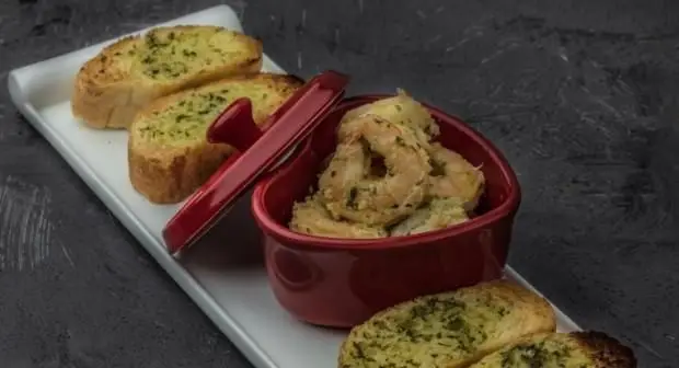 نان سیر و میگوی تازه و خوشمزه، پیش‌غذایی عالی از فودکورت رویال تراس برای تجربه‌ای دلنشین و به یاد ماندنی.