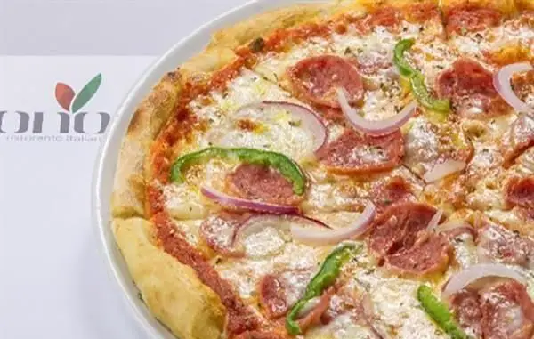 پیتزای ایتالیایی لذیذ با تاپینگ پپرونی، پیاز قرمز و فلفل دلمه سبز، پنیر موزارلا، در فودکورت رویال تراس. تجربه‌ای بی‌نظیر!