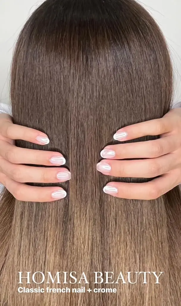 سالن زیبایی هومیسا ارائه دهنده خدمات کاشت و طراحی ناخن فرنچ کروم شیک و خاص به همراه مراقبت از موهای زیبا و بلند.