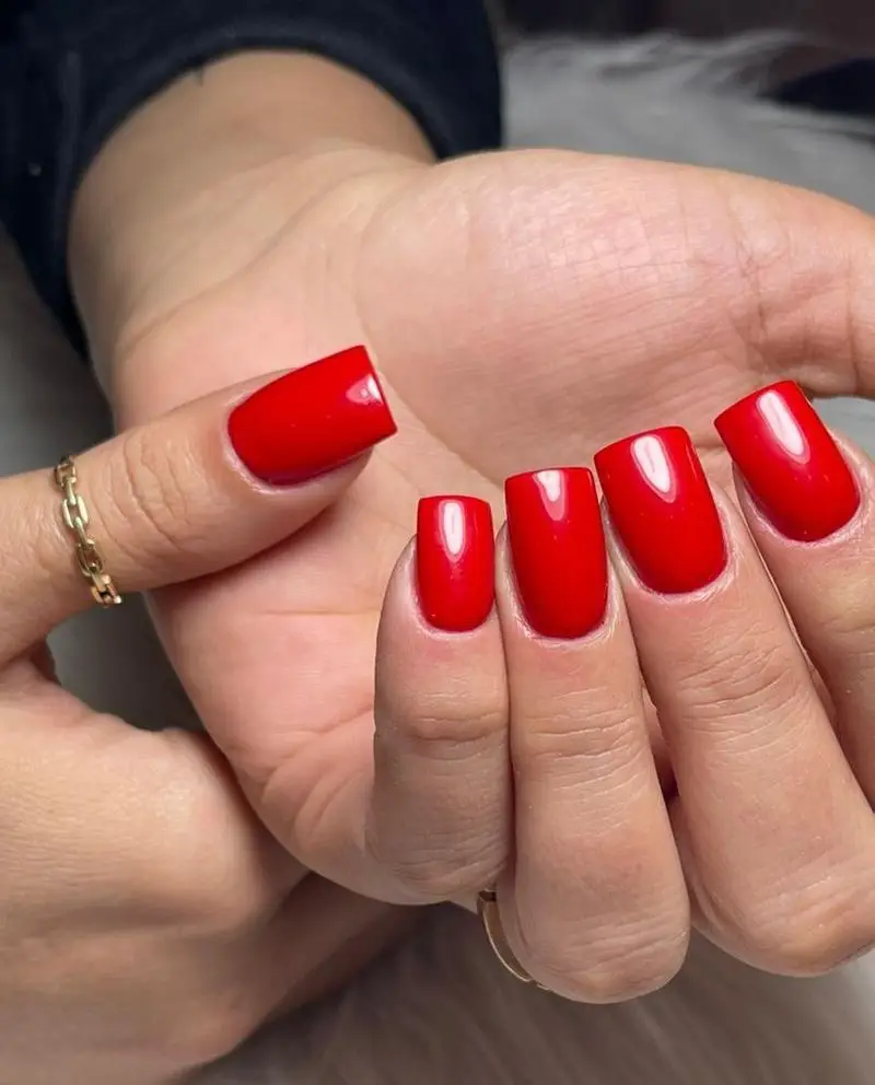 تصویری از ژلیش ناخن قرمز با لاک ژل با کیفیت و ماندگار در سالن زیبایی هومیسا، ارائهدهنده تخصصی بهترین خدمات کاشت و مانیکور حرفهای.