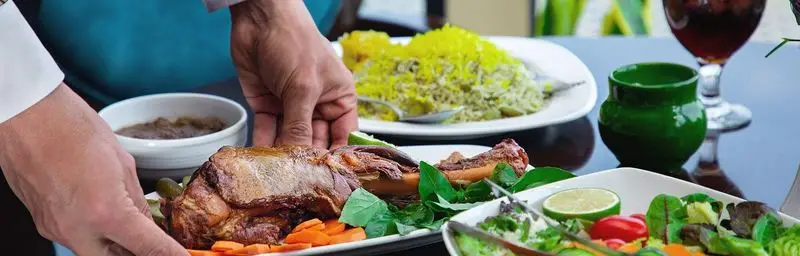 سرو غذای لذیذ باقالی پلو با گوشت و سالاد تازه در رستوران ارکیده شعبه اقدسیه، تجربه‌ای دلنشین از غذای ایرانی.