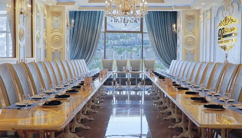 فضای داخلی بسیار لوکس و مجلل رستوران ارکیده اقدسیه با دکوراسیون خیره‌کننده، چیدمان میزهای بزرگ و منظره دلنشین شهر تهران.