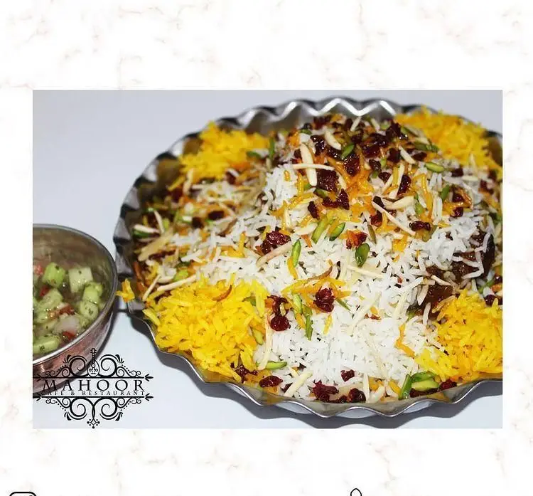 سفره خانه سنتی ماهور: زرشک پلو خوشرنگ و مجلسی با تزئینات زعفران، زرشک، پسته و بادام، غذای محبوب ایرانی برای تجربه ای دلنشین.