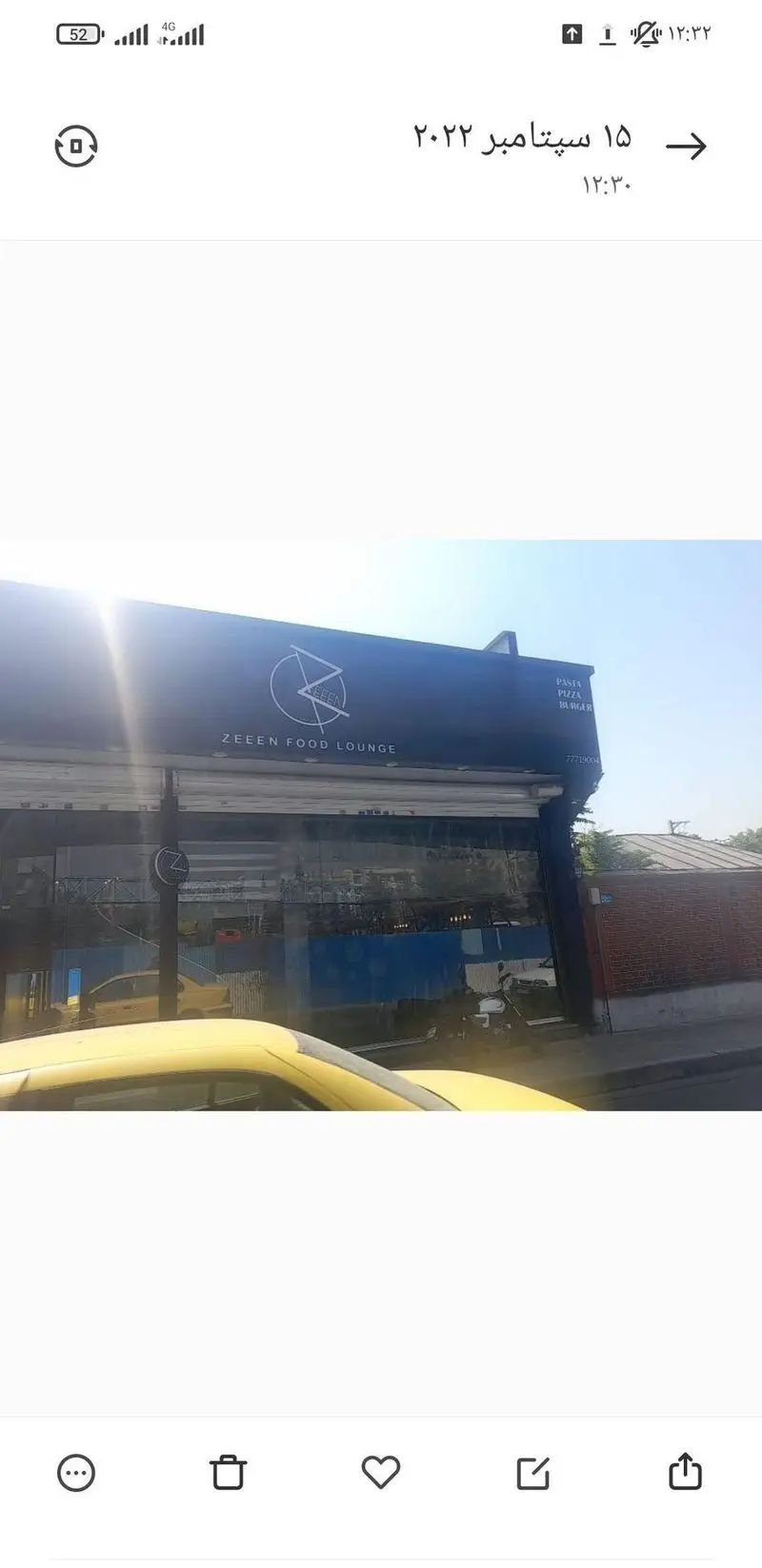 تصویری از نمای خارجی رستوران و فست فود زین (ZEEEN FOOD LOUNGE) با تابلوی روشن، شامل لوگو و منوی پیتزا، پاستا، برگر و شماره تلفن.