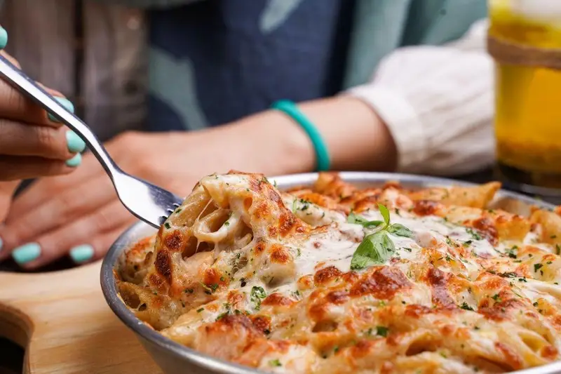 پاستا پنه پنیری آب شده و برشته، آماده سرو در کافه رستوران عجمان. طعم دلپذیر این غذای گرم و لذیذ را از دست ندهید.