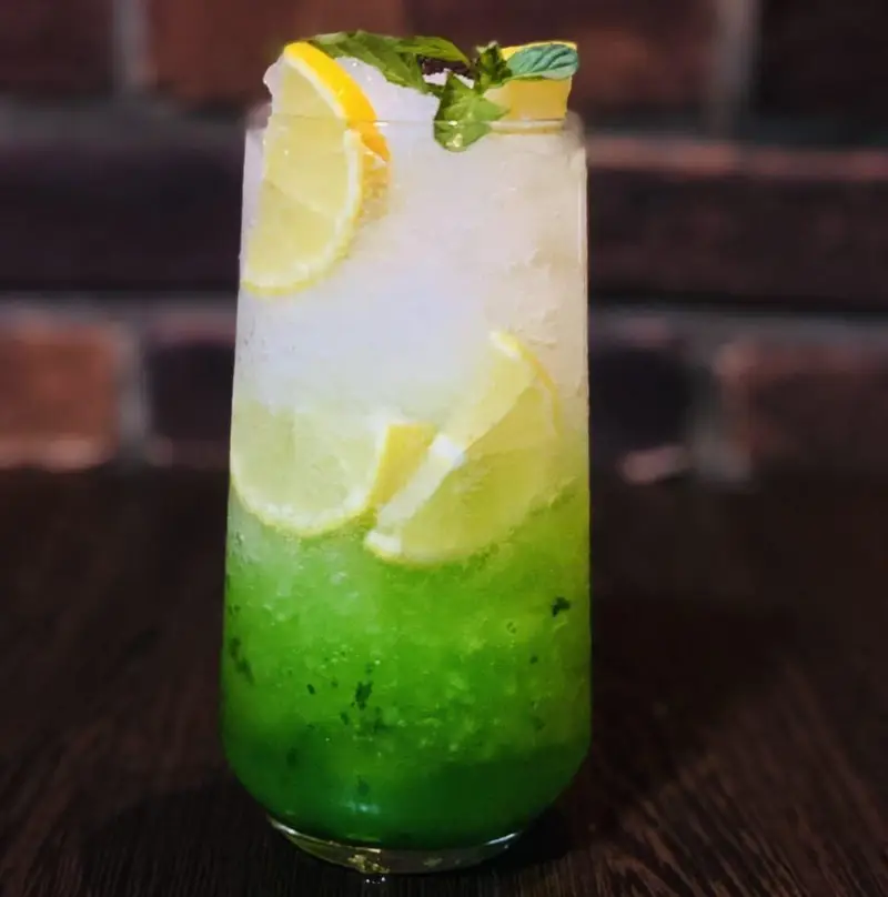 موهیتو خنک و لذیذ، ترکیبی جذاب از نعناع تازه، لیمو و یخ؛ نوشیدنی محبوب کافه رستوران عجمان برای تابستان.