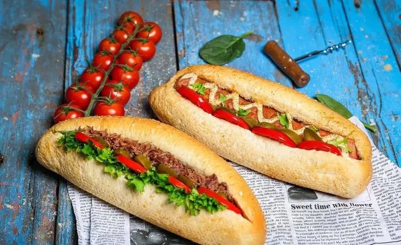 ساندویچ‌های خوشمزه برگر زغالی قیطریه: هات داگ با سس خردل، فلفل و ساندویچ رست بیف با کاهو و فلفل، ایده‌آل برای یک وعده غذایی لذیذ.