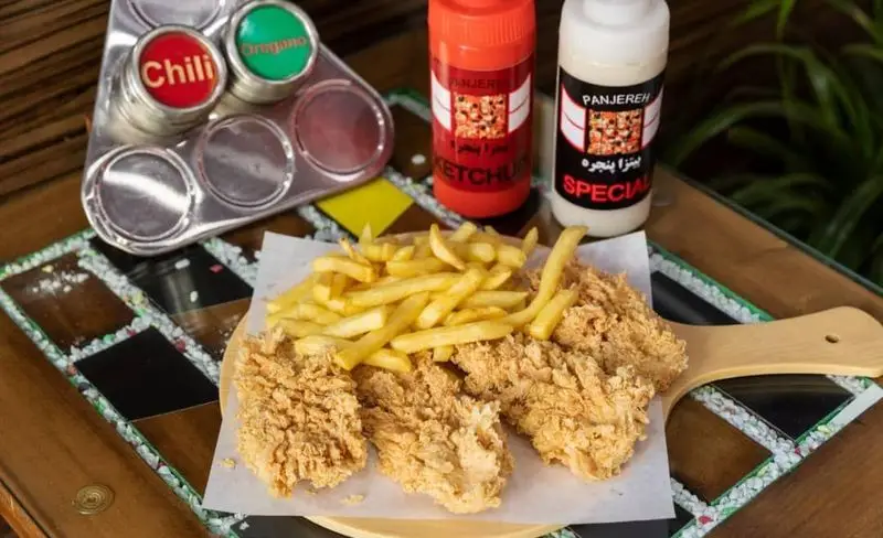 پیتزا پنجره: مرغ سوخاری کریسپی و سیب زمینی سرخ کرده، به همراه سس کچاپ و سس مخصوص پنجره، یک وعده فست فود اشتهاآور.