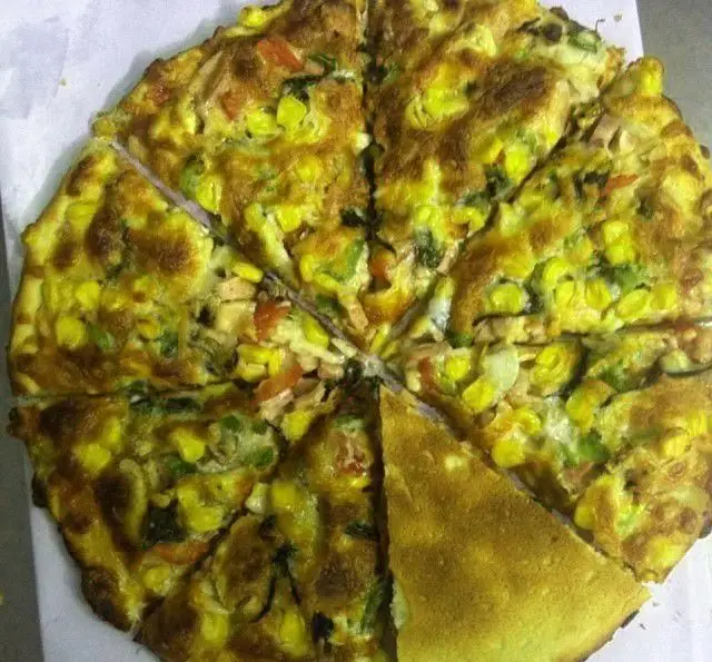 املت پیتزای خوشمزه و پرملات فست فود آفر با ذرت و سبزیجات تازه، مناسب برای یک وعده غذایی کامل و لذیذ. سفارش آنلاین.