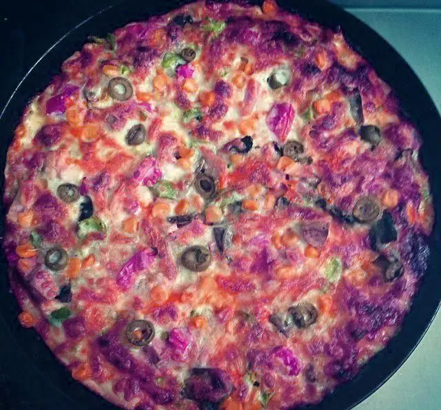 املت ویژه و رنگین کمان فست فود آفر با سبزیجات تازه، زیتون، کلم بنفش و هویج. طعمی بی‌نظیر برای تجربه غذایی لذت‌بخش.