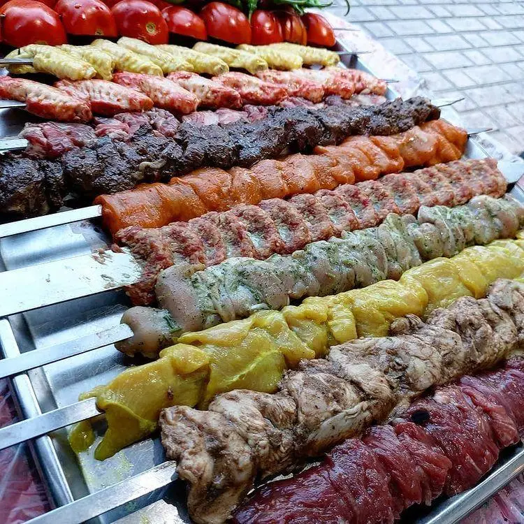 مجموعه بی‌نظیر سیخ‌های کباب گوشت قرمز، مرغ و کوبیده مسترباربیکیو. مواد اولیه تازه و باکیفیت برای یک باربیکیو لذیذ و به یادماندنی.