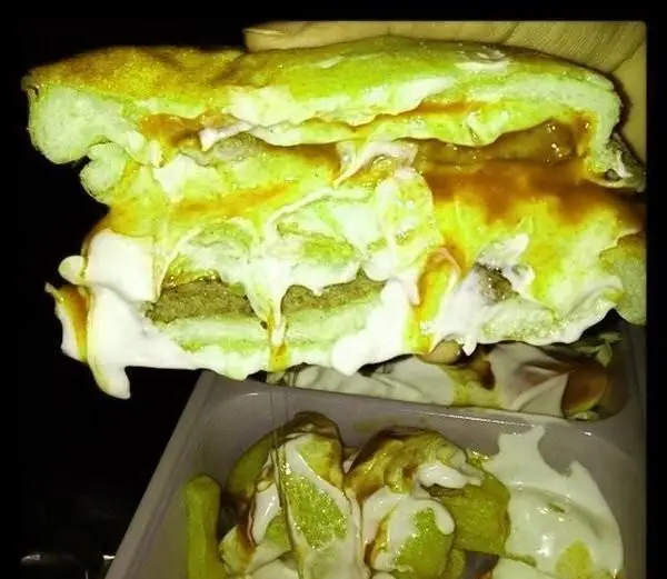 ساندویچ برگر لذیذ و پر سس پیتزایی پیتزا ترنج با سیب زمینی سرخ کرده؛ غذایی وسوسه انگیز و ایده‌آل برای دوستداران فست فود.