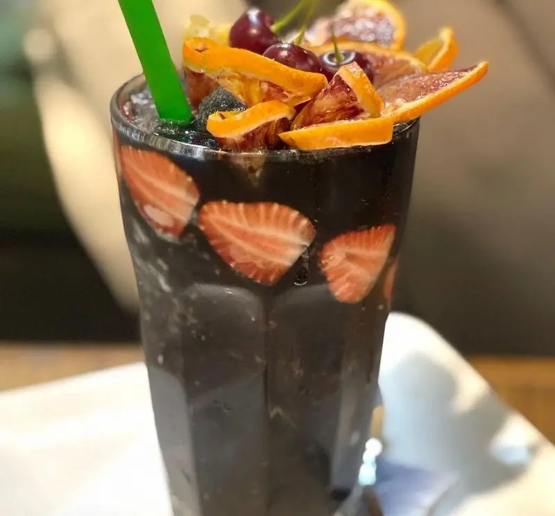 نوشیدنی خنک و تازه کافه رستوران مکث Maks با اسلایس توت فرنگی، پرتقال و گیلاس، یک اسموتی میوه‌ای دلپذیر.