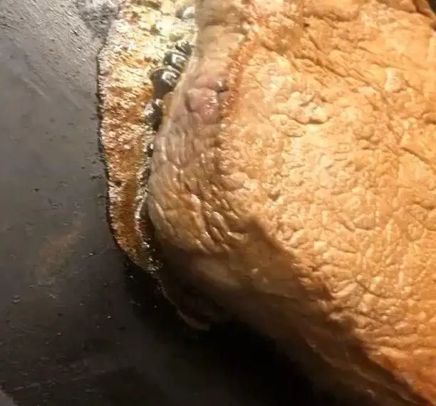 استیک تازه و لذیذ در حال پخت در تابه، نمایانگر کیفیت بالای غذای کافه رستوران مکث. طعم بی‌نظیر منوی اصلی مکث را تجربه کنید.