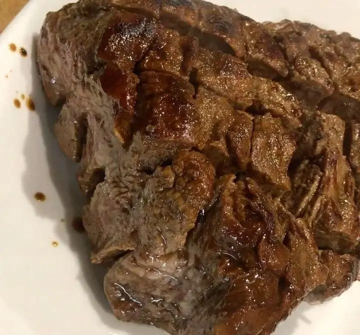 گوشت پخته و آبدار در کافه رستوران مکث، غذای اصلی لذیذ و سرو شده روی بشقاب سفید، تجربه طعم اصیل در Maks.