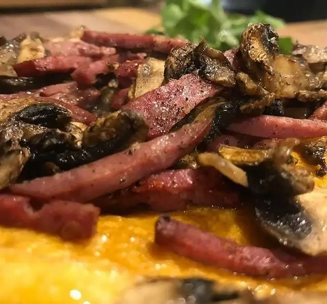 غذای دلچسب کافه رستوران مکث: پاسترامی، قارچ‌های تفت‌داده و سس غلیظ. لذت طعم اصیل در Maks، انتخابی عالی برای وعده‌های شما.