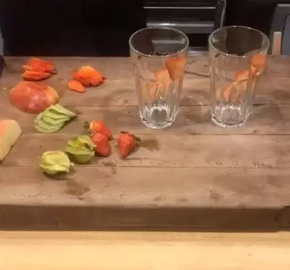 میوه‌های تازه و متنوع در حال آماده‌سازی برای نوشیدنی‌های خنک و اسموتی‌های خوشمزه در کافه رستوران مکث | Maks.